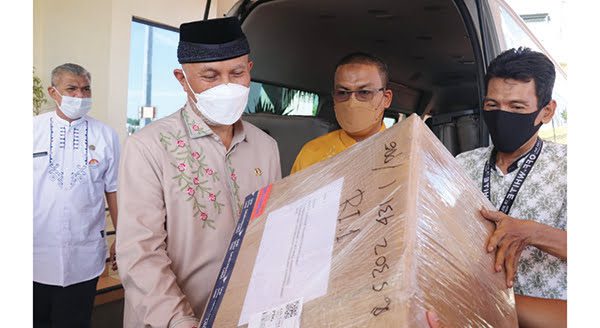 JEMPUT—Gubernur Sumbar, Mahyeldi Ansharullah, menjemput langsung bantuan Presiden RI, Joko Widodo (Jokowi) untuk penanganan Covid-19 di Sumbar di VIP BIM, Jumat sore (6/8).