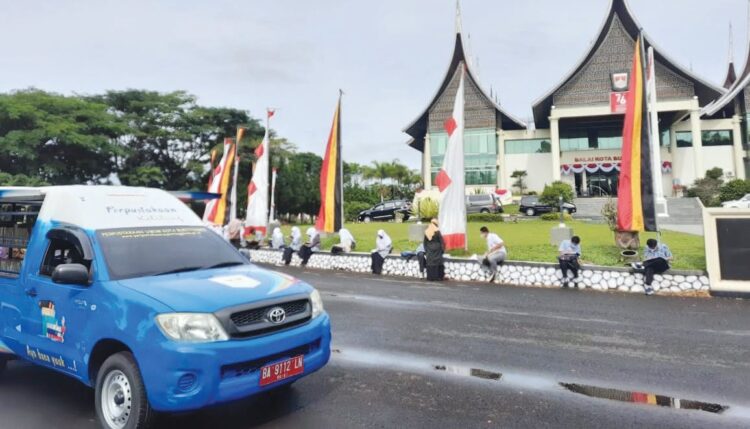 MEMBACA BERSAMA— Dinas Perpustakaan dan Kearsipan Kota Bukittinggi menggelar membaca bersama Pustaka Keliling dalam meningkatkan minat baca masyarakat.