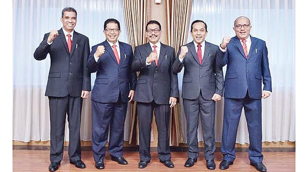 Bank Nagari jadi Penyalur Kredit Kepemilikan Rumah Terbaik Nasional 1 DIREKSI—Direksi Bank Nagari (ki-ka), Direktur Operasional Syafrizal, Direktur Kepatuhan Restu Wirawan, Direktur Utama M Irsyad, Direktur Kredit dan Syariah Gusti Candra dan Direktur Keuangan Sania Putra.