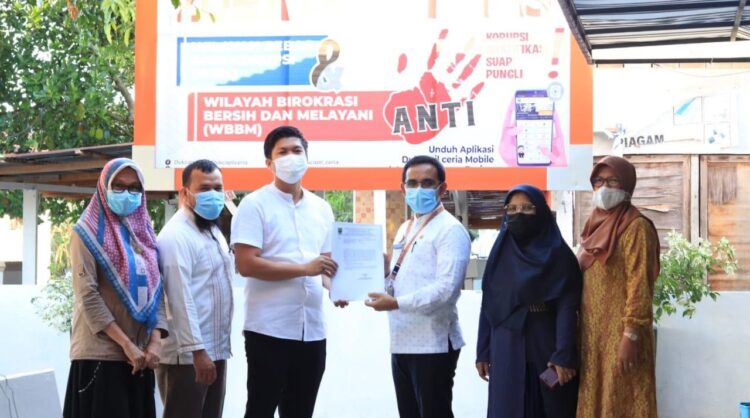 PERSIAPAN— Kadisdukcapil M. Fadhly dan Inspektur Hendra Aswara dalam persiapan penilaian Disdukcapil meraih Zona Integritas WBK dan WBBM di kantor Disdukcapil.