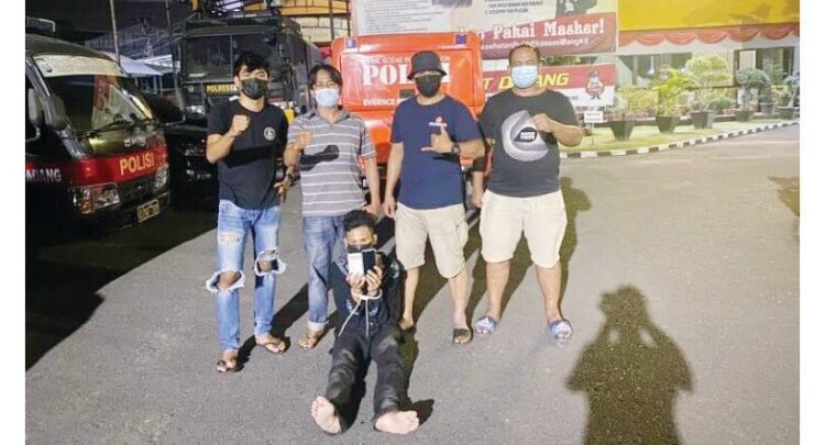 Penodong Bersamurai Ditembak Tim Klewang di Kota Padang 1 DITEMBAK— Pelaku WL (18) yang terlibat aksi penodongan dan pemerasan ditembak Tim Klewang Satreskrim Porlesta Padang.