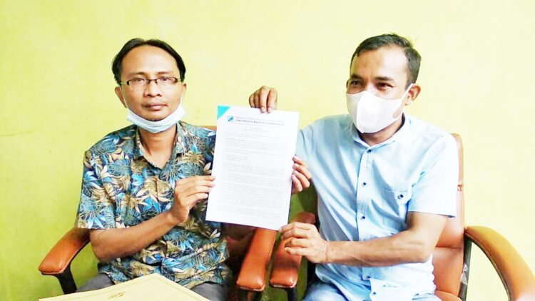 JALUR HUKUM—Dodi Hendra didampingi kuasa hukumnya Vino Oktavia akan menempuh jalur hukum terkait keluarnya rekomendasi BK.