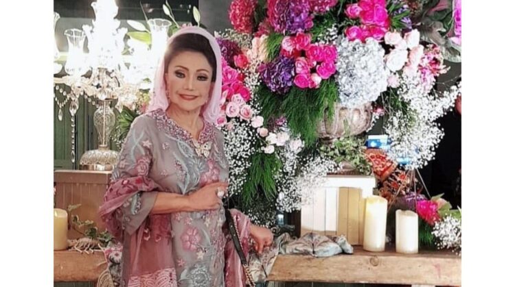 Penyanyi Lengendaris Elly Kasim Tutup Usia 1 Penyanyi legendaris Elly Kasim meninggal dunia pada Rabu (25/8) dini hari. Legenda asal Ranah Minang itu mengembuskan napas terakhir dalam usia 76 tahun. Sebelum berpulang, Elly Kasim beberapa waktu lalu sempat mengutarakan niat untuk meluncurkan album baru.