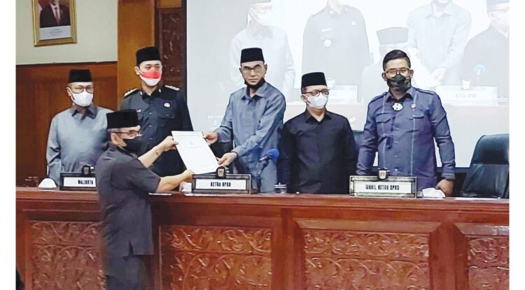 Ranperda Penambahan Modal BPRS Jam Gadang, Enam Fraksi Sampaikan Pemandangan Umum 1 PANDANGAN—Enam Fraksi DPRD Bukittinggi menyampaikan pemandangan umum terhadap Ranperda Penambahan Modal BPRS Jam Gadang.