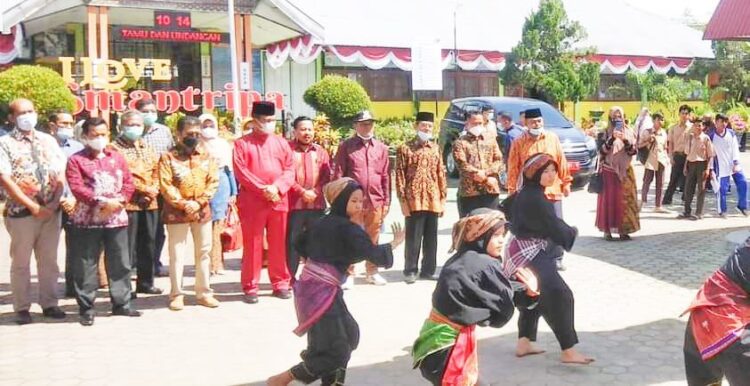 RESMIKAN—Wako Genius Umar saat peresmian Mushalla Bahrul Ulum.
