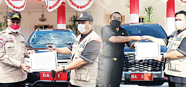 SERAHKAN MOBNAS— Gubernur Sumbar, Mahyeldi Ansharullah dan Wakil Gubernur, Audy Joinaldy menyerahkan mobnas baru kepada Pelaksana Satgas Penanganan Covid-19, Mulyadi, Kamis (19/8) di halaman Istana Gubernur.