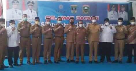 Forum Silaturahmi Wali Kota Sawahlunto dan Bupati Gelar Pertemuan, Tingkatkan Sinergi dan Koordinasi Kepala Daerah 1 FOTO BERSAMA—Wakil Walikota Sawahlunto Zohirin Sayuti mengikuti kegiatan pertemuan Forum Silaturahmi Wali Kota dan Bupati se-Sumbar di Cinangkiak, Solok.