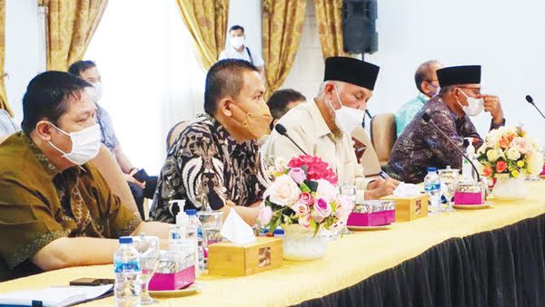RAPAT KOORDINASI— Gubenur Sumbar, Mahyeldi Ansharullah memimpin rapat koordinasi dengan Pimpinan RSUD se-Sumbar, Sabtu (31/7).