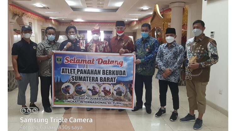 Tiga Atlet Panahan Berkuda Sumbar Ukir Prestasi Dunia, Juara Umum di Ankara Turki 2021 1 DISAMBUT—Gubernur Sumbar Mahyledi menyambut atlet panahan berkuda Sumatera Barat.