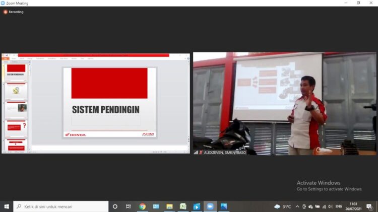 Andrianto, Guru SMKN 1 Baso ketika mempresentasikan materi pengajaran secara online.