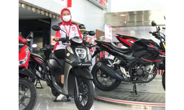 PROMO MENARIK— Karyawati PT Hayati Pratama Mandiri menunggangi motor skutik Honda Genio. Saat ini, PT Hayati kembali memberikan penawaran yang menarik khusus untuk pembelian skutik casual fashionable Honda Genio bagi konsumen setia Honda.