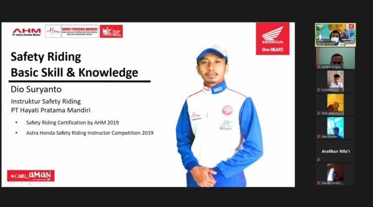 seminar online--Honda Hayati bersama dengan tim Safety Riding menggelar seminar online (webinar) melalu aplikasi Zoom Meeting kepada para pelajar SMKN 1 Palembayan.