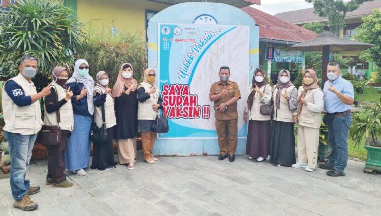 VAKSINASI PELAJAR—IASMA 1 Landbouw Bukittinggi foto bersama saat gelar vaksinasi untuk pelajar.