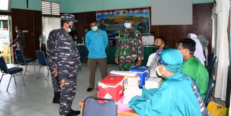 Serbuan Vaksinasi Lantamal II Dikunjungi Danlantanal, Tetap Layani Warga pada Hari Libur 1 PENINJAUAN— Laksamana Pertama TNI Hargianto bersama Kadiskes Lantamal II Letkol Laut (K) Zulfitri saat kunjungan ke lokasi Kesdam, kemarin.