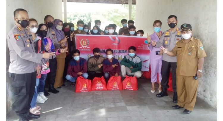 Alumni AKPOL 92 Berbagi Sembako di Pessel 1 FOTO BERSAMA—Terlihat para Alumni AKPOL 92 usai berbagi sembako foto bersama dengan penerima bantuan.
