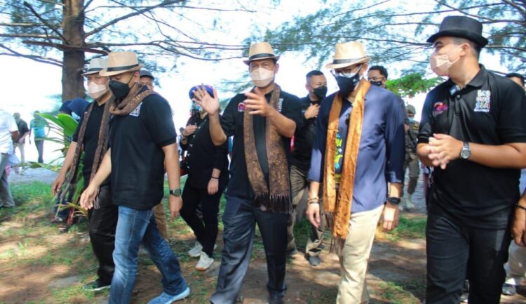 Sumbar Terima Sertifikat Penghargaan Desa Wisata Terbanyak ADWI 2021 1 TINJAU—Menteri Pariwisata dan Ekonomi Kreatif Sandiaga Uno, Wagub Audy Joinaldy, Wako Pariaman Genius Umar dan sejumlah pejabat tinjau lokasi wisata di Pariaman, kemarin.