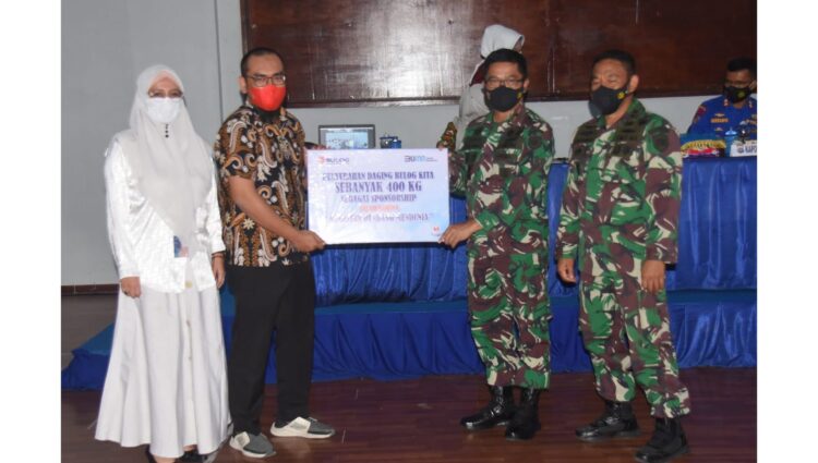TERIMA BANTUAN RENDANG—Danlanatamal II Laksamana Pertama TNI Hargianto terima bantuan daging rendang 400 Kg.
