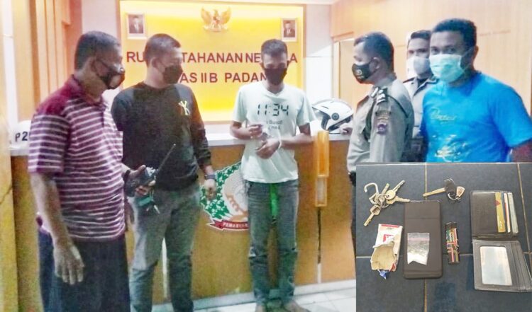 DIAMANKAN— Andika Putra (29) diamankan petugas sipir Rutan Anak Air Padang karena ketahuan melempar kotak rokok berisi sabu dari balik pagar.