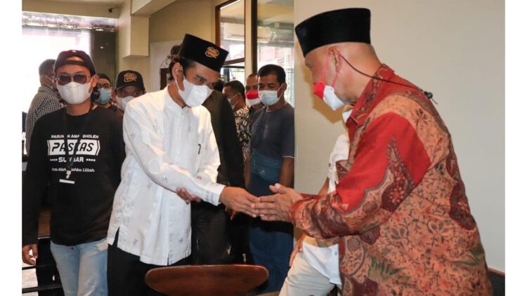 SALAM—Ustaz Abdul Somad  salaman dengan Mahyeldi.