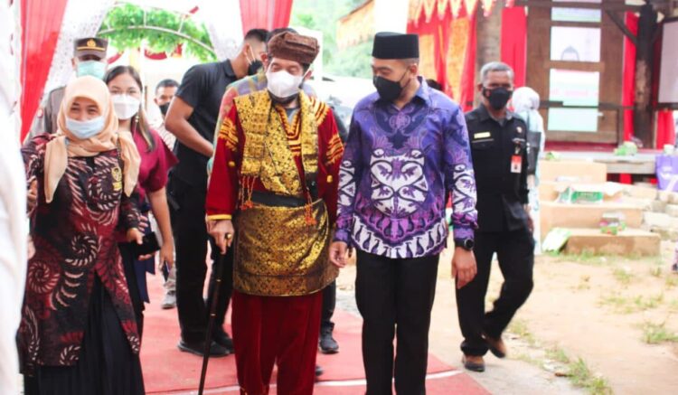 KUKUHKAN— Wagub Sumbar, Audy Joinaldy bersama Ketua MK, Dr Anwar Usman, SH, MH, Mendes PDTT, Abdul Halim Iskandar saat pengukuhan Nagari Konstitusi di Agam, Sabtu (28/8).