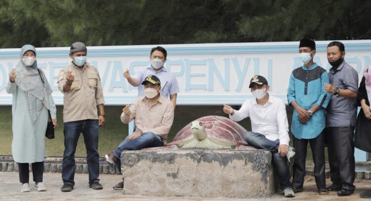 Wakil Bupati Pesisir Selatan Rudi Hariansyah saat menerima kunjungan kerja Wakil Gubernur Sumatera Barat, (Sumbar) Audy Joinaldy di  kawasan konservasi penyu di Kecamatan Sutera.