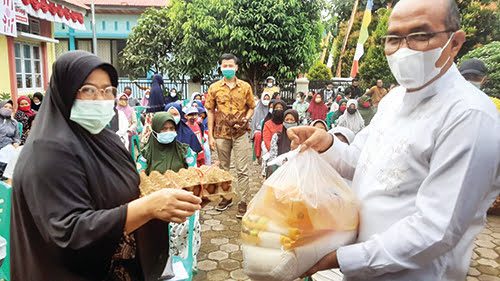 Ketua DPRD Sumbar Supardi memberikan bantuan kepada masyarakat yang terimbas PPKM.