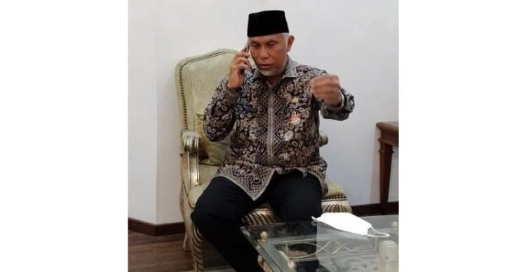 DIHUBUNGI—Gubernur Sumbar, Mahyeldi Ansharullah sedang  dihubungi Presiden RI, Joko Widodo.