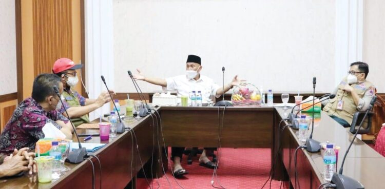 Satgas Penanganan Covid-19 Nasional, Wacanakan Isolasi Terapung di Padang 1 RAKOR—Gubernur Sumbar, Mahyeldi Ansharullah rapat koordinasi dengan Direktur Dukungan Sumber Daya Darurat BNPB, Rustian, S.Si., Apt., M.Kes saat berkunjung ke Sumbar, Kamis malam (5/8).