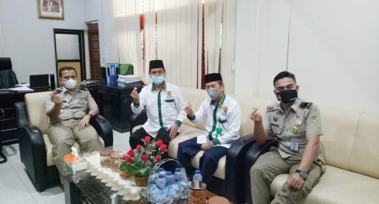 Baznas Gencar Sosialisasikan Program Sijunjung Berzakat 1 SOSIALISASI--Baznas Sijunjung yang terdiri dari Waka I, H Darmawan dan Waka II, H Syahril Syahda mengunjungi dialog dengan Ketua BPN Sijunjung Hanif soal sosialisasi program Sijunjung Berzakat.