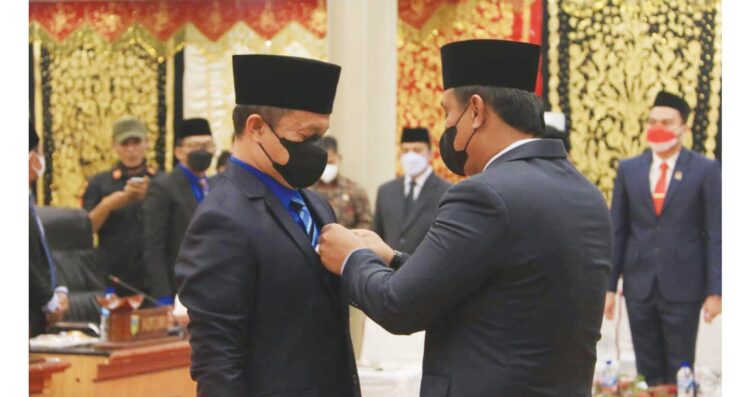 Ketua DPRD Mardiansyah Amd  menyematkan pin dewan kepada H Yandra Yane, SE.