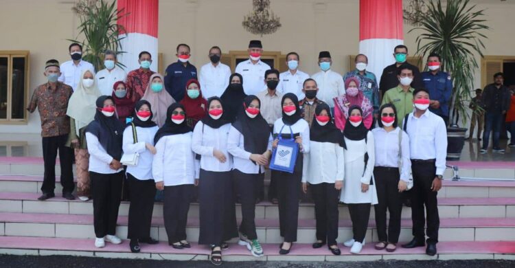 LEPAS— Gubernur Sumbar melepas keberangkatan 10 orang tenaga kerja migran asal Sumbar untuk bekerja di Negara Jepang, Jumat (13/8) di Istana Gubernur.