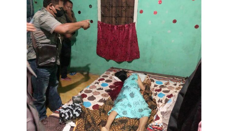 PEMBUNUHAN— Polisi melakukan olah TKP kasus pembunuhan ibu kandung yang dilakukan anaknya di Kecamatan Sasak Ranah Pasisia.