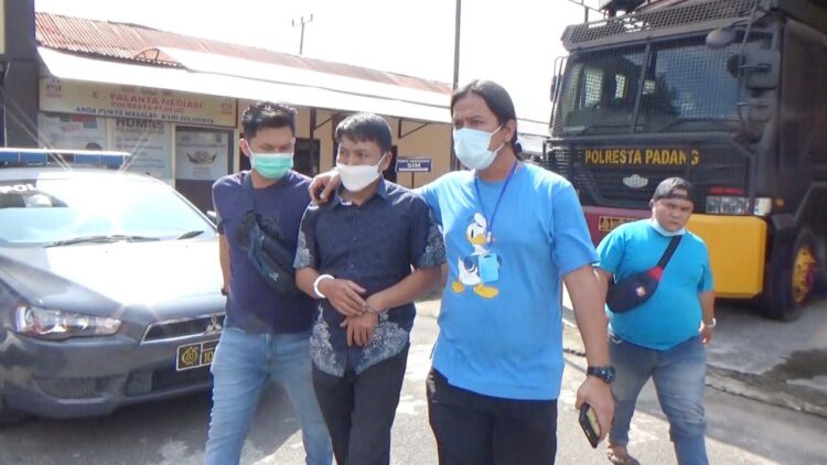 Lima orang masyarakat sipil yang sempat diamankan Polresta Padang dalam dugaan kasus penipuan menggunakan surat ber¬tanda tangan Gubenur Sum¬bar Mahyeldi untuk memintai uang kepada pengusaha di Kota Padang, akhirnya dipulangkan.
