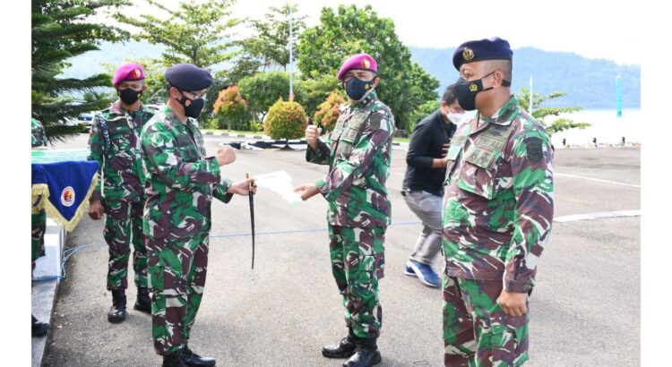 SERAHKAN—Danlantamal II Laksamana Pertama TNI Hargianto.S.E., M.M.,M.Si (Han) serahkan mobil dinas kepada  personel.