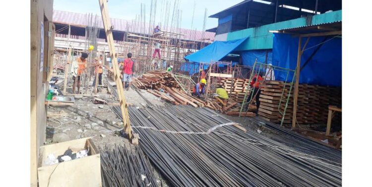 PEMASANGAN PONDASI— Puluhan pekerja memasang rangka dan pondasi konstruksi bangunan Pasar Lubukbuaya arah selatan. Bangunan yang sedang dikerjakan tersebut persis berada di samping kiri bangunan pasar yang lama. 
