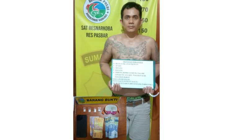 PENGEDAR SABU— Pemilik laundry, Iwan (35) ditangkap jajaran Satresnarkoba Polres Pasbar dengan barang bukti sabu siap eda.