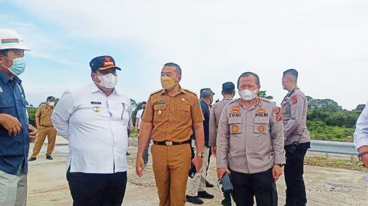 ”Pahami Sementara Penangguhan Pembangunan Jalan Tol” di Padangpariaman 1 PANTAU JALAN TOL—Bupati Padangpariaman Suhatri Bur, Wagub Audy dan kapolda Sumbar I saat memantau pembangunan jalan tol, beberapa waktu lalu.
