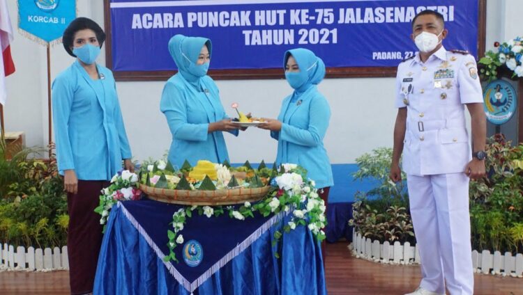 SERAHKAN—Ketua Jalasenastri Korcab II DJA I Ny Santi Diansari Hargianto serahkan nasi tumpeng disaksikan Wadanlantamal Kolonel Marinir Freddy JH Pardosi.S.E.,S.H.,M.M.