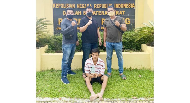 CEKPOS— Irus (32) tidak bisa berkutik saat diamankan tim Klewang Satreskrim Polresta Padang, setelah cekpos yang dilakukan, HP curian berada di tangan tersangka.