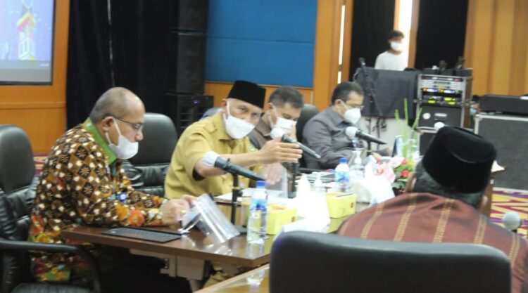 PIMPIN RAPAT— Gubernur Sumbar, Mahyeldi pimpim Rapat Koordinasi TP2DD kedua se-Sumbar di Padang, Senin (30/8).