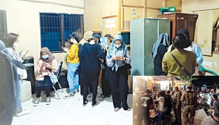 ABAIKAN PROKES— Aparat Polresta Padang dan Satpol PP mendatangi sejumlah kafe yang dipenuhi anak muda yang nongkrong, Sabtu (28/8) malam. Puluhan remaja diamankan karena kedapatan tidak memakai masker.