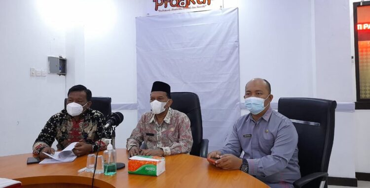 DISKUSI—Wakil Bupati Padangpariaman Rahmang  bersama Kepala Bagian Hukum Rifki Monrizal  mengikuti peluncuran dan diskusi Peraturan Presiden nomor 53 tahun 2021 tentang Rencana Aksi Nasional Hak Asasi Manusia (RANHAM) 2021-2025.