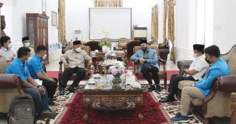 TERIMA—Gubernur Sumbar Mahyeldi Ansharullah, saat menerima Perwakilan KNPI Sumbar di Padang, Jumat (6/8)..