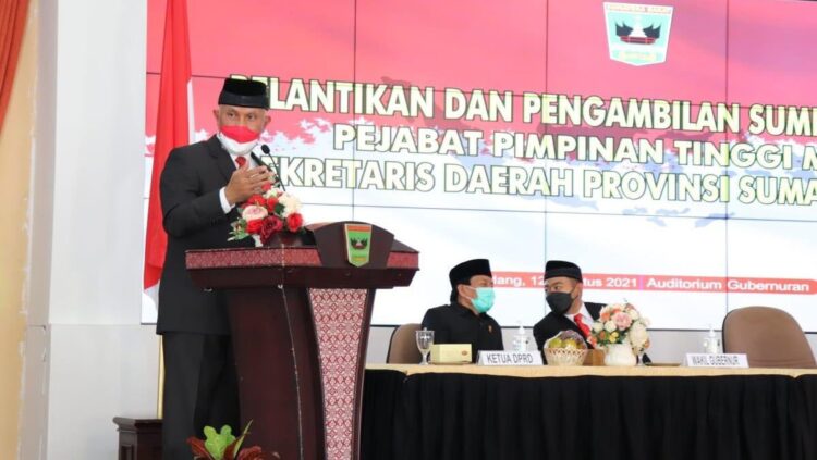 LANTIK—Gubernur Sumbar, Mahyeldi Ansharullah saat pelantikan Sekdaprov Sumbar, hansastri, Kamis, di Auditorium Gubernuran kemarin.