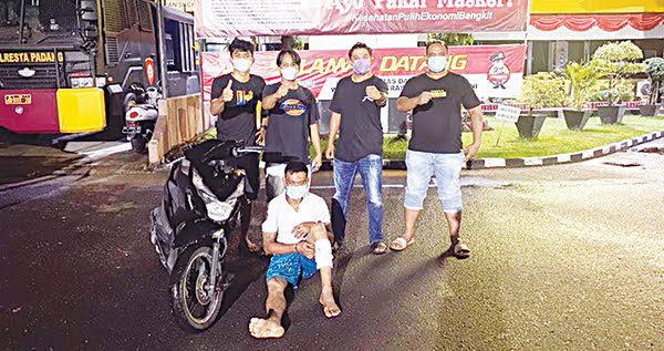 Gegara Kunci Tertinggal, Motor Beat Raib di Kantor Lurah Berok Nipah, Kecamatan Padang Barat 1 CURANMOR— Satreskrim Polresta Padang menangkap pelaku pencurian sepeda motor (Curanmor) Kamis (12/8) dimana pelaku memanfaatkan kunci sepeda motor yang tertinggal di kontak sepeda motor.