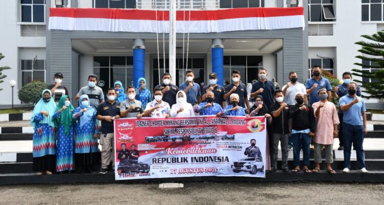 FOTO BERSAMA—Danlantamal II Laksamana Pertama TNI Hargiantio dan Komunitas Mobil Fortune Minang foto bersama sebelum menuju lokasi.