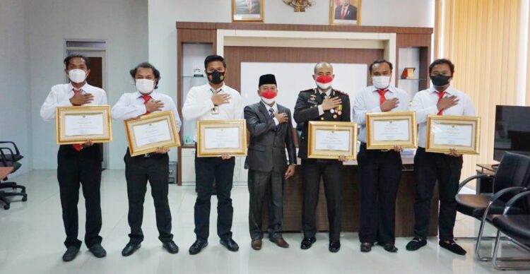 DPRD Beri Penghargaan Kapolres dan Kasat Reskrim Sijunjung 1 PENGHARGAAN-Momentum peringatan HUT Kemerdekaan RI, DPRD Sijunjung memberikan penghargaan Kpolres dan kasat Reskrim Sijunjung.