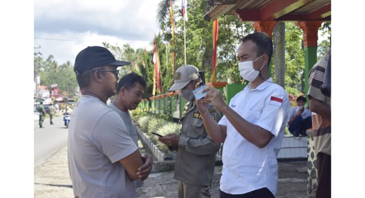 Puluhan Orang Terjaring Operasi Yustisi di Limapuluh Kota 1 PERIKSA—Tim gabungan saat melakukan pemeriksaan terhadap warga yang melanggar peraturan prokes Covid-19 di Jalan Tan Malaka, depan Kantor Camat Guguak.