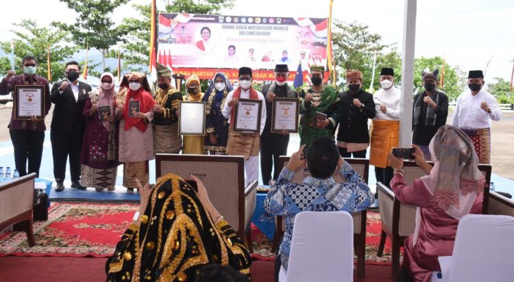 FOTO BERSAMA—Danlantamal II Laksamana Pertama TNI Hargianto.S.E.,M.M.,M.Si (Han), Gubernur Sumbar Mahyeldi dan forkompimda foto bersama.