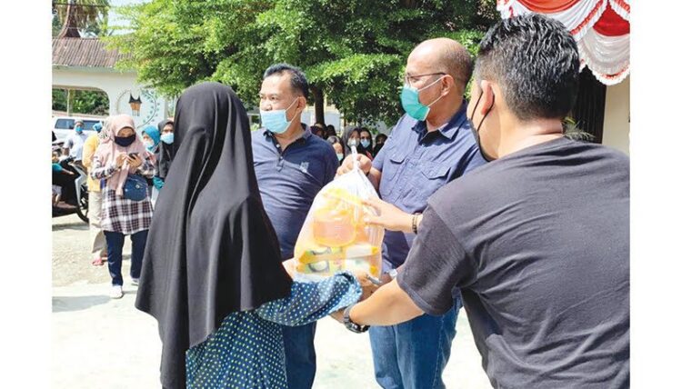 Ketua DPRD Sumbar menyalurkan bantuan untuk warga  terdampak Covid-19 pada saat melakukan kunjungan salah satu lokasi pasar murah di Kota Payakumbuh.